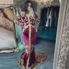 Elegante dunkelrote arabische Meerjungfrau-Abendkleider mit langen Ärmeln, Goldapplikationen, Perlenkristallen, formelles muslimisches Abendkleid 2020, luxuriöse islamische Abaya