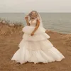 Robes de mariée élégantes plage à plusieurs niveaux froncé tulle bijou pure sans manches une ligne robe de mariée sur mesure balayage train robe de mariée pas cher