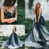 2021 Vintage marynarki wojennej Suknie ślubne Suknie ślubne z pociągami Off Ramię V Neck Gotycki Długi Kraj COHO Aplikacje Koronki Tulle Formalna Sukienka Bride Bride