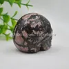 10 stks 2 "Prachtige natuurlijke realistische rhodonite Jasper Quartz Crystal Skull Master Hand Carving Pink Black Edelsteen Fine Art Skull Beeldje