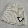 Triângulo logotipo gorros ao ar livre gorro quente inverno gorro de malha chapéu de lã crânio mais grosso máscara franja chapéus homem alta qualidade 9522771