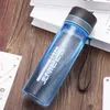Anpassad högkvalitativ BPA -fri läcksäker obrytbar bärbar plastvattenflaska stor kapacitet sport klar frostad vattenflaska
