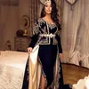 Syrenka Karakou Algierskie suknie wieczorowe Sexy Side Slit Velvet Długie Rękawy Strój Aplikacja Koronki Chalka Prom Suknie Muzułmańska Formalna Party