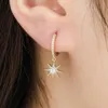 Hoop Huggie Personalità 925 Sterling Silver Asymmetric Gold Color Gold Zircon Micro-Inlaid / Star Orecchini per le donne Gioielli di moda1