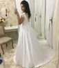 Einfache weiße Brautkleider in A-Linie, Spitze, Flügelärmel, U-Ausschnitt, Satin, Brautkleid mit Schleppe