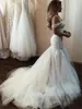 2021 charmig av shoudler sjöjungfru bröllopsklänningar brudklänningar applikationer spets sexig illusion baklöst skräddarsydda formell brudklänning