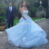 2021 인기있는 하늘색 웨딩 드레스 라인 스쿠프 민소매 오픈 백 레이스 아플리케 스윕 트레인 브라 가운 가운 드 마리아