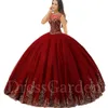 Gorgeous Sheer Beateau Hals Volledig Borduurwerk Quinceanera Jurk Wijn Rood en Goud Baskisch Lijfje Sweet 16 Dress XV Party