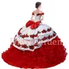 Canlı Kapalı Omuz Işlemeli 3D Gül Çiçekler Quinceanera Elbise Meksika Charro Madalyonlar Beyaz ve Kırmızı Ayva XV Balo Ile Ilnot