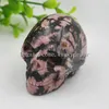 10 sztuk 2 "Wspaniały Naturalny Realistyczny Rhodonite Jasper Kryształ Kryształ Czaszka Master Hand Carving Pink Black Gemstone Fine Art Skull Figurka