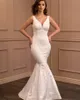 Nowe luksusowe suknie ślubne syrenki Koronkowe aplikacje Zroszony V Neck Suknie ślubne Formalny Długi Odłączany pociąg Overdkirts Vestidos de Mariee