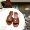 Zapatillas para mujer Sandalias de cuero blancas con cerradura de metal Diseñador Sandalia marrón roja Zapatos de playa de verano Zapatos de fiesta Size35-42