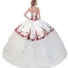 Stunning Bold Rose Charra Applique Avtagbar Quinceanera Klänning Mexikansk Avtagbar Ruffled Organza Skirt Sweet 15 Bollklänning