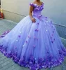 2021 Prenses Lavanta Kapalı Omuz Quinceanera Elbiseler 3D Gül Çiçekler Aplikler Kabarık Balo Tatlı 16 Doğum Günü Balo Parti Elbise