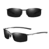 2020 Hochwertige Retro-Rechteck-polarisierte Sonnenbrille Männer Brand Design Gunmetal Metall-Sonnenbrille zum Anfahren von Anti-Blend-UV4001