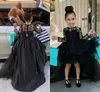 Black Hi Low First Communion Dresses Illusion Lace Långärmad Hög Neck Pärlor RRFFLE Ball Gowns Evening Dress Kids Pageant Prom Gowns Teen