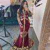 Elegante dunkelrote arabische Meerjungfrau-Abendkleider mit langen Ärmeln, Goldapplikationen, Perlenkristallen, formelles muslimisches Abendkleid 2020, luxuriöse islamische Abaya