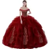 Fantastisches schulterfreies, silberfarbenes Quinceanera-Kleid mit Kordelapplikationen, mit Rosshaar-Rüschen besetzt, weinrotes Sweet-16-Partykleid aus Tüll in Burgunderrot