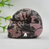 10 stks 2 "Prachtige natuurlijke realistische rhodonite Jasper Quartz Crystal Skull Master Hand Carving Pink Black Edelsteen Fine Art Skull Beeldje