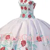 De jolies fleurs de broderie équestres laisse la robe Chara Quinceanera Mexique Blanc et Rouge Organza Hemline Hemline Perlée Debutante robe