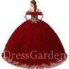 Dual Straps Fladder Sheer Tulle Collar Quinceanera Klänning Vin Röd Med Guld Appliqued Young Girl 15th Party