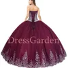 Pretty Sweetheart Bourgogne Quinceanera klänning virvlande broderier runt hemlinjens golvlängd tyll veckad kjol prinsessan söt 16255p