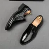 Newes Trend Männer gemischte Farbe Schnürmantel Flats Kleid Gentleman Formale Schuhe Männliche Hochzeit formelle Prom-Schuhe Sapato Social Masculino