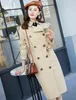 NY ANKOMST! Kvinnor Fashion England Plus Long Trench Coat / Branddesigner Dubbelbröst Utskrift på bakre Trench Kvinnor B9007F410 Storlek S-XXL