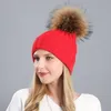 Bonnet Skull Caps FS Hiver Chaud Chapeaux Tricotés Pour Femmes Avec Véritable Fourrure De Raton Laveur Pompon Vert Blanc Slouchy Cap Skullies Bonnets Gorr309n