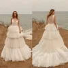 Robes de mariée élégantes plage à plusieurs niveaux froncé tulle bijou pure sans manches une ligne robe de mariée sur mesure balayage train robe de mariée pas cher