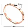 Bracciale rigido con rivetti con iniziali V incise in acciaio al titanio, moda Europa America, nuovo stile, 3 colori