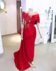 女性のためのセクシーな赤い人魚のイブニングドレスはスクープネックの長袖レースのアップリケクリスタルビーズの羽毛のウエディングドレスパーティーガウン