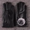 Fünf Finger Handschuhe Frauen Winter Warm Macht PU Leder Pelzbälle Weibliche Kausal Handgelenk Weiche Bedeckte Finger Samt Fitness Schwarz