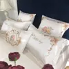 Król Queen Size Cover Comforter Zestaw łóżka złoża łóżka biały elegancki haft 4pcs jedwabna bawełniana pościel ślubną luksusowy dom 1198095