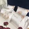 Król Queen Size Cover Comforter Płaski zestaw łóżka Zestaw biały elegancki haft 4PCS Jedwabny bawełniany pościel ślubną luksusowy dom 2921