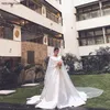 Simple Vintage Blanc Ivoire A-ligne Robes De Mariée Manches Longues Royal Satin Robes De Mariée Château Jardin Robes De Mariée Robes De Mariée