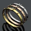 Bracciale rigido con rivetti con iniziali V incise in acciaio al titanio, moda Europa America, nuovo stile, 3 colori