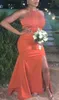 Billiga nya sexiga afrikanska sjöjungfrubrudtärnaklänningar Orange Halter Side Split Plus Size Bröllop Gästklänning Draperad Trädgård Maid of Honor klänningar