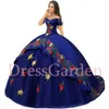 Wunderschönes königsblaues schulterfreies Quinceanera-Kleid Charra, mehrfarbig, Blumenapplikationen, kurze Ärmel, Overlay, Charro mit Glitzer 7296234