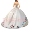 Sweetheat Beaded Basque Bodice Virgen de Guadalupe Quinceanera Dress Vestidos Religiöst Split Satin Överlagring Med Broderad Ruched Hemline