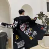 Brev Skriv ut Jacka och Graffiti Trench Coat för Mens Hip Hop Fall Clothing Harajuku Fashion Long Overcoat med Hood Windbreaker
