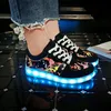 7PUPAS светодиодный свет обувь для детей новых 11 цветов светящиеся кроссовки USB аккумуляторные унисекс дети мальчик девушка граффити светодиодный обувь LJ201027