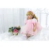 60 cm wiedergeborenes Kleinkind, Mädchen, lockiges blondes Haar, Prinzessin in rosa Rock, hochwertige Sammlerpuppe, lebensechtes Baby LJ201031