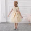 Kort blomma flicka klänningar för bröllop juvel dragkedja tillbaka långärmad knä längd fjäder applikationer barn födelsedag fest klänningar billigt