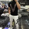 Herr t-shirts nya Mercerized Cotton V-mönster Rhinestone Designer Male Slim Casual Tees Black White Fashion Trend Kort ärm Toppkläder M-4XL