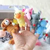 50 stks / partij Baby Pluche Speelgoed Happy Family Fun Cartoon Animal Finger Puppet Hand Kids Leren Onderwijs Speelgoed Geschenken Figuren