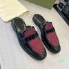 Designer Mulheres chinelas mocassins sandálias de couro fosco de couro patente Sapatos de couro genuíno Casual Metal Fuckle Lace Velvet Lazy