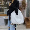 デザイナー - ホワイトレザー女性ハーフムーン大容量ホーボーショッパーソフトPUクロスボディバッグカジュアル韓国の女性トートバッグ