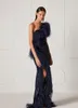 Elegante Abendkleider Sexy One Shoulder Lace Feather Side Split Prom Kleider 2021 Maßgeschneidertes Sweep Train Kleid für besondere Anlässe