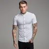 Ankomster sommarman Kortärmad skjorta Solid Fitness Mens Stand Collar Super Slim Fit Business Dress Button Gym Tops 220312